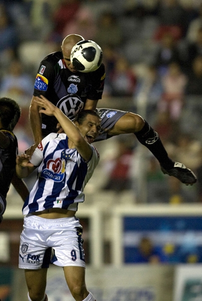 Acosta remata el esférico