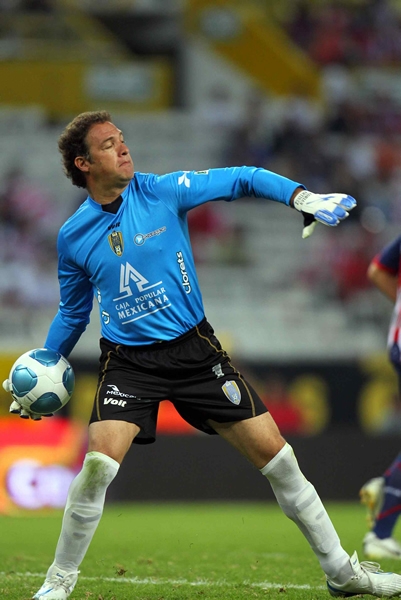 Adrián Martínez en un despeje desde su arco.
