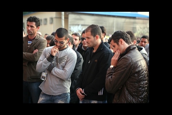 Aficionados del AE Larissa homenajean a Antonio de Nigris