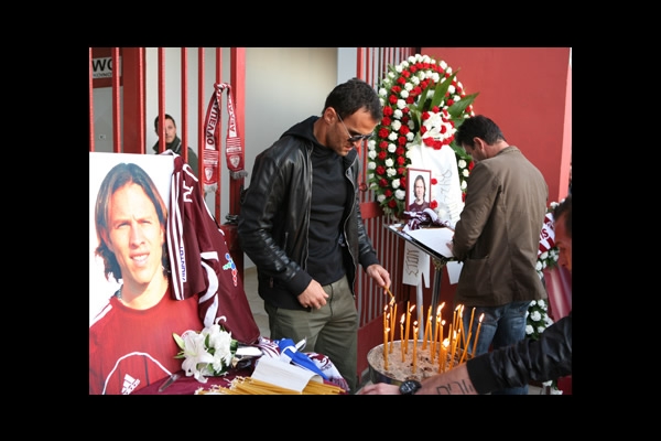 Aficionados del AE Larissa homenajean a Antonio de Nigris