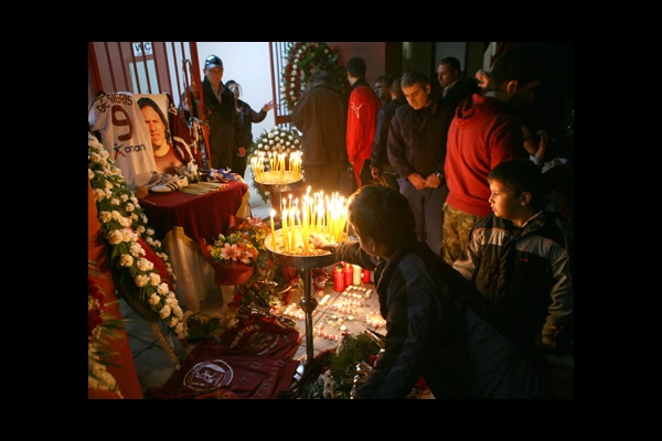 Aficionados del AE Larissa homenajean a Antonio de Nigris