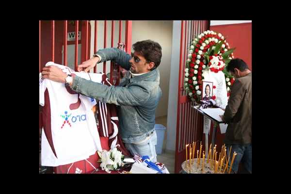 Aficionados del AE Larissa homenajean a Antonio de Nigris