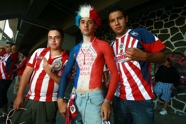 Aficionados de Chivas ante América.