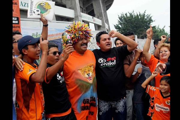 Aficionados fuera del estadio