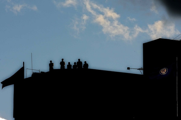 Aficionados vieron el partido desde los edificios
