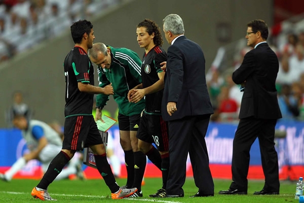 Aguirre dando indicaciones a Guardado antes de entrar al campo