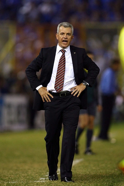 Aguirre despotricaba el gol.