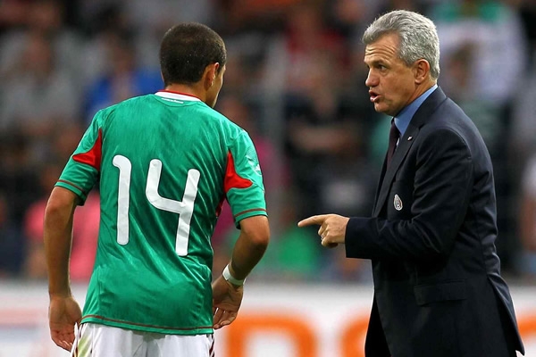 Aguirre habla con el Chicharito