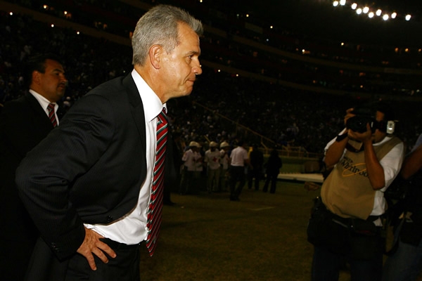 Aguirre llega al campo de juego.