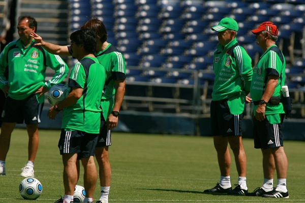 Aguirre observando a sus jugadores