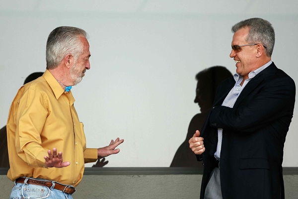Aguirre platicaba con sus viejos amigos.