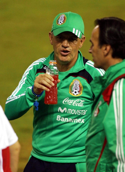 Aguirre también lo hace.