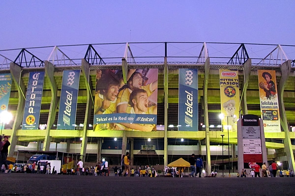 Al caer la noche el Azteca se empezó a iluminar