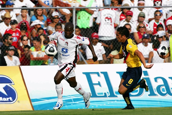 Alain Nkong es marcado por Israel Martínez