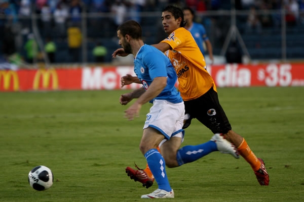Alan Zamora marca a Emanuel Villa.