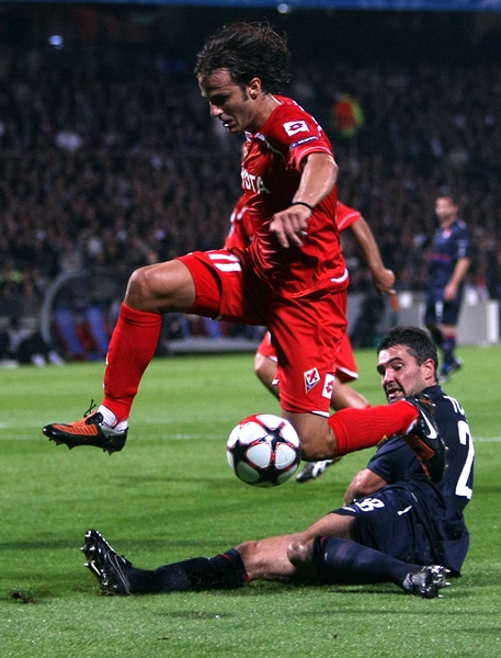 Alberto Gilardino brincó con tiempo la fuerte barrida.