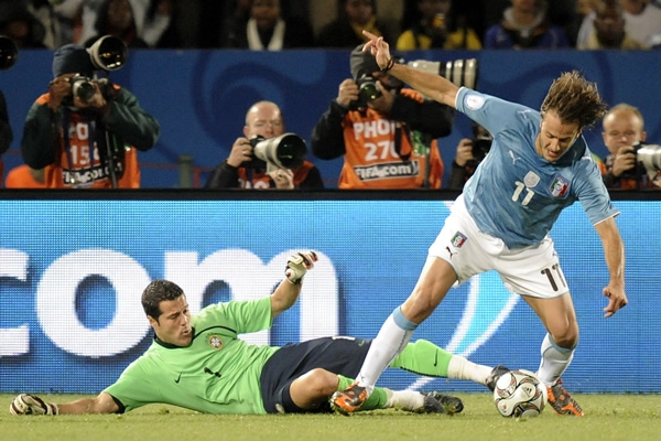 Alberto Gilardino metió en problemas a Julio César