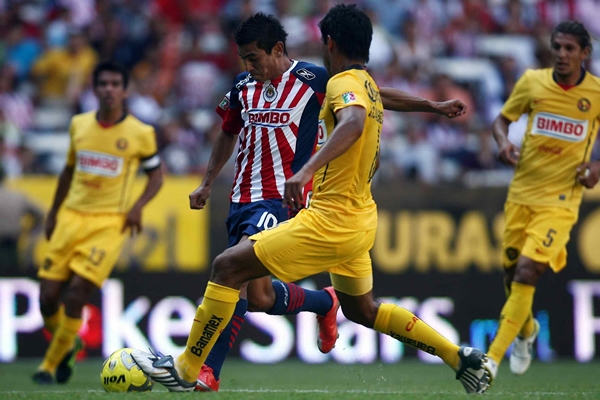 Alberto Medina tirando a gol