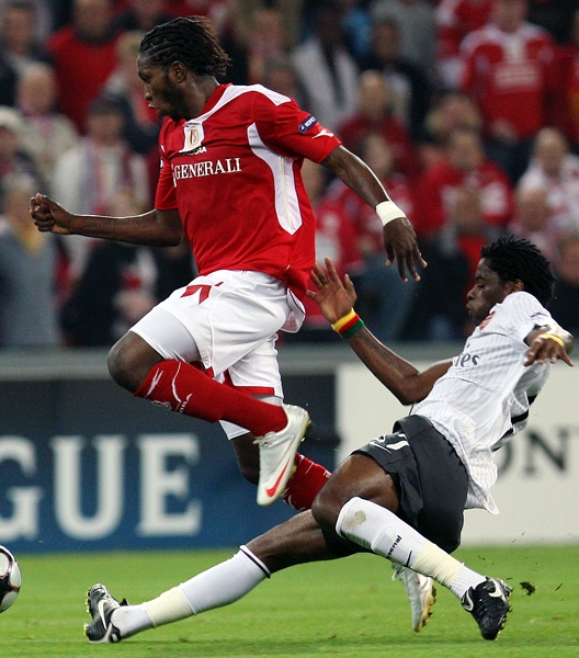 Alexandre Song del Arsenal recuperó bien y no dejó tirar.