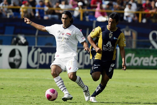 Alfredo Moreno intentando quitarle el balón a Luis David Velazquez