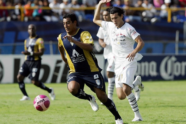 Alfredo Moreno llevándose la marca