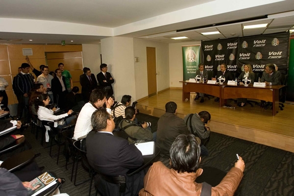 Algunos medios de comunicación estuvieron en la presentación.