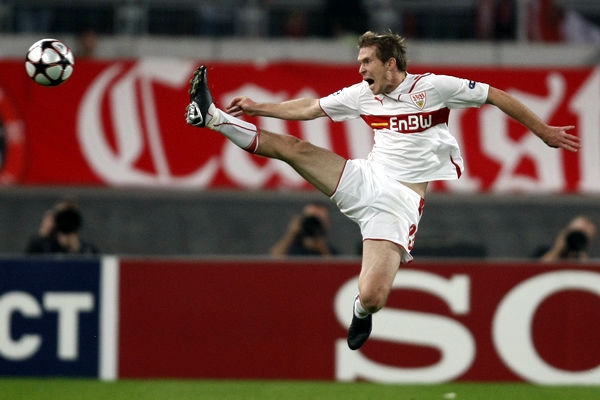 Aliaksandr Hleb al puro estilo de un karateca.