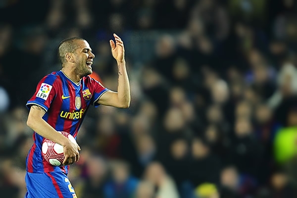 Alves como siempre, dio salida al cuadro azulgrana.