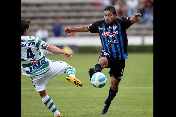 Alvin Mendoza buscando quitarse al Guty