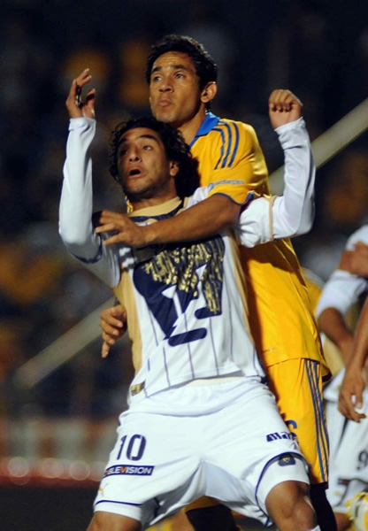 Amaury abraza a Bravo