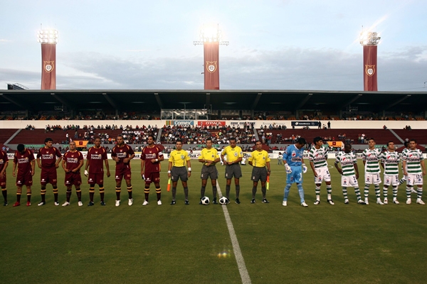 Ambas escuadras en la presentación para el duelo.