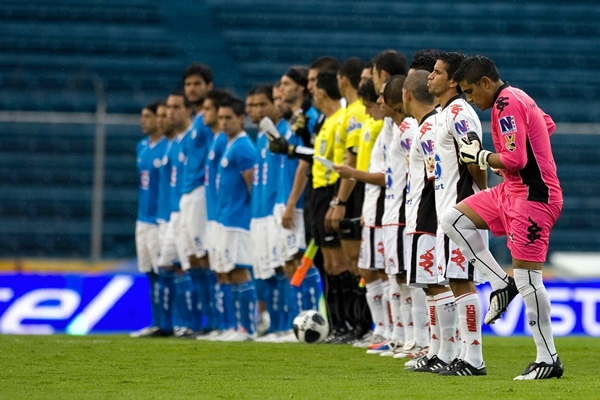 Ambos equipos antes del inicio del partido