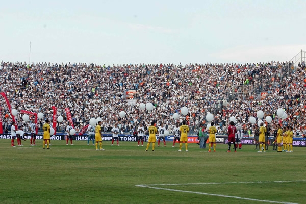 Ambos equipos homenajearon a De Nigris