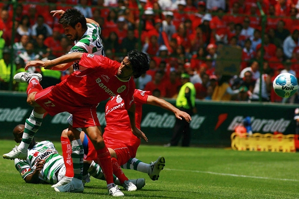 Ambos pelean la pelota sin saber donde está.