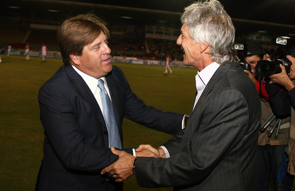 Ambos técnicos se dieron un caluroso saludo antes del encuentro.