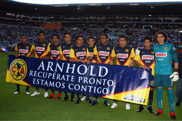 América salió con una manta apoyando a Rivas