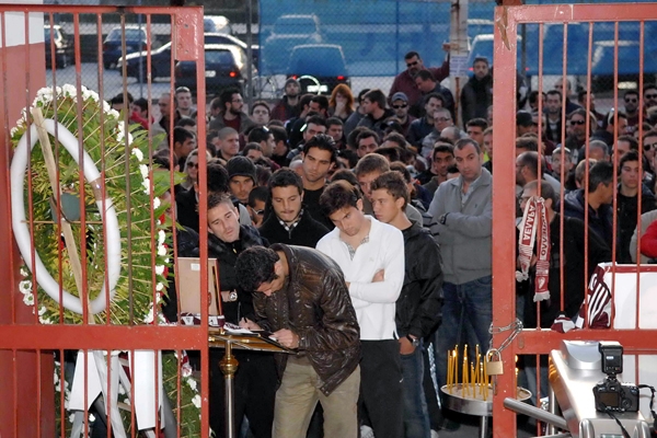 Amigos del club Larissa, le escriben sus pensamientos.