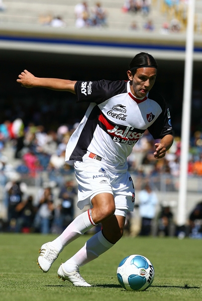 Andrés Chitiva con la playera rojiblanca.