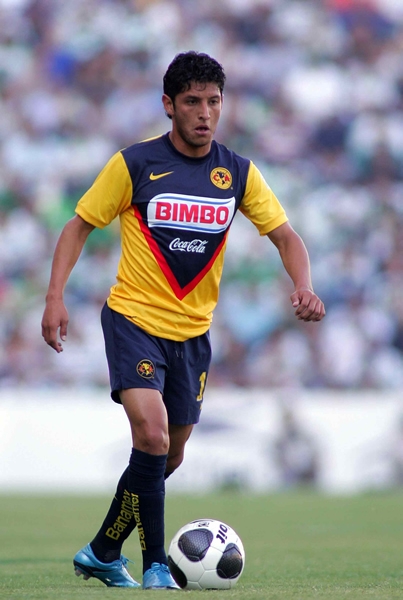 Ángel busca a sus compañeros al frente.