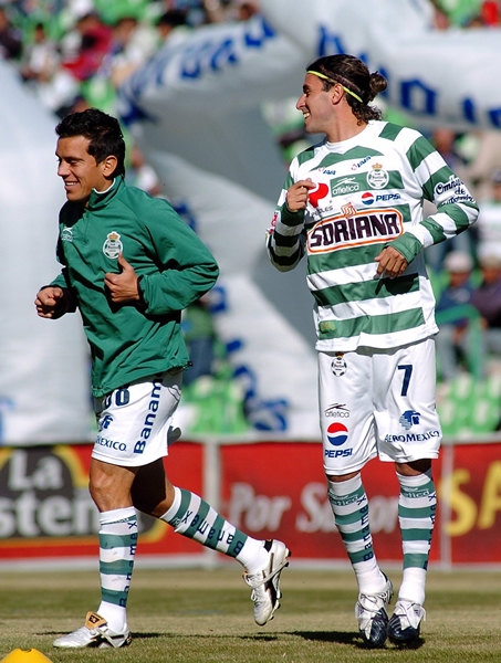 Antes del juego, calentaban con alegría.