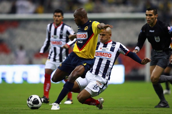 Aquivaldo despeja ante la barrida de Suazo