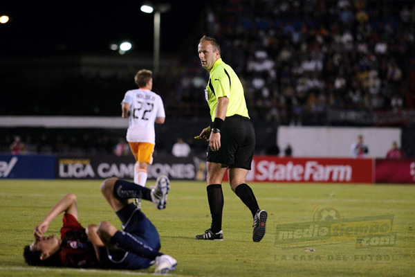 El árbitro Silviu Petrescu sólo observa al jugador tendido.
