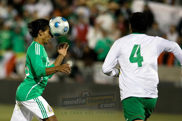 Arce fue titular por el lado derecho.