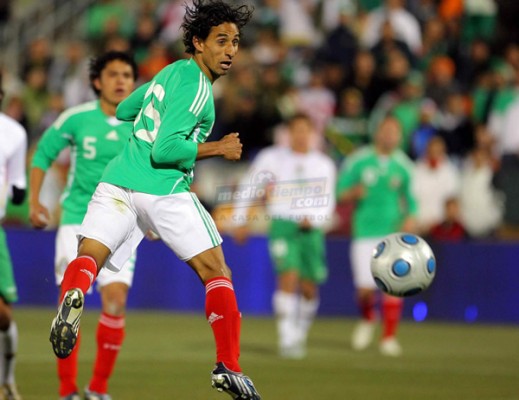 Arce intenta alejar el peligro de su área.