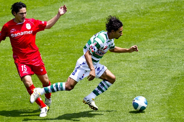 Arce trastabillea y cae al césped.