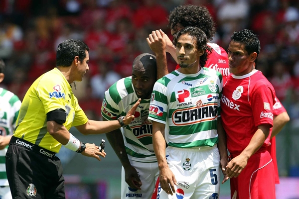Archundia le llama la atención a los jugadores.