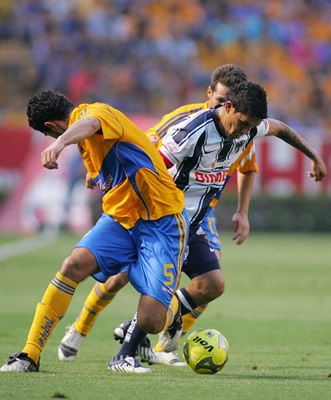 Arellano entre dos defensas