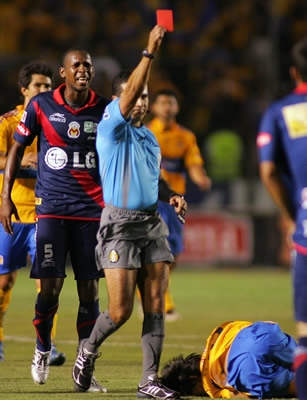 Arellano muestra tarjeta amarilla