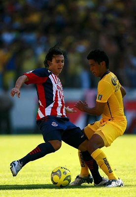 Arellano peleando en el Chivas-América