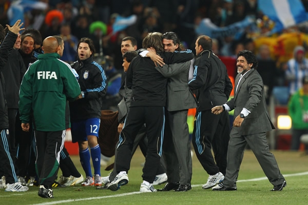 Argentina celebra el primer gol.
